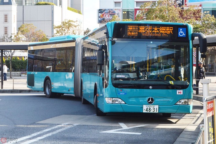 京成バス 新都心幕張線連節バス（5車両） にデジタルサイネージ